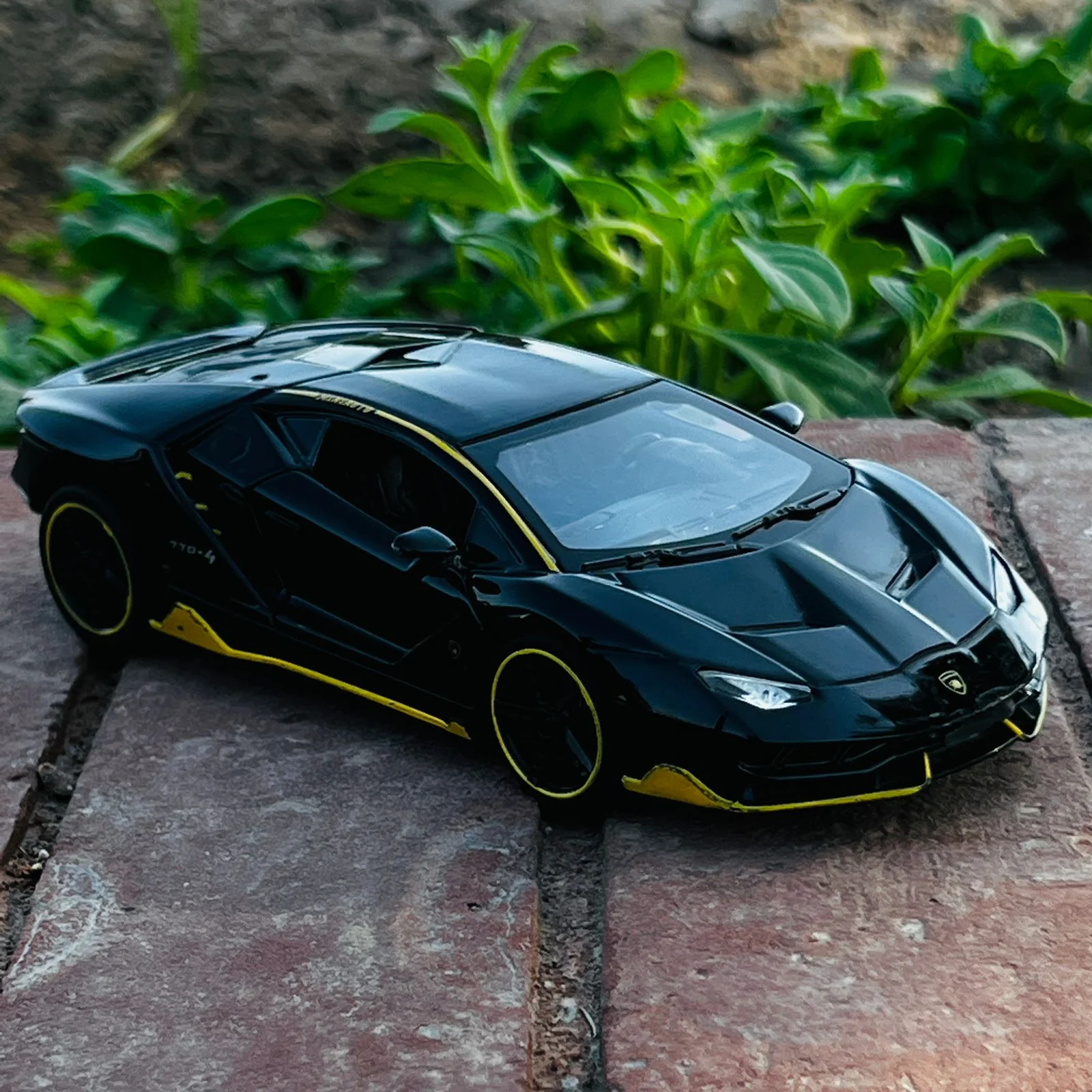 Metal Body Lamborghini Centenario with Light & Sound 1:24 Scale